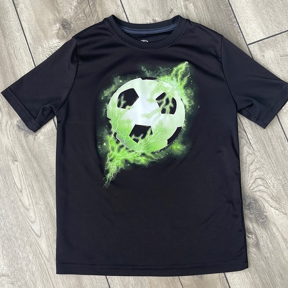 ATHLETIC WORKS BOYS GLOW IN THE DARK SOCCER TEE SIZE M (8)